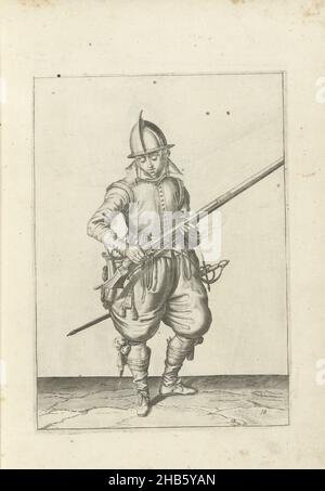 Soldat schüttelt Pulver aus seinem Ruder (Nr. 18), c. 1600, Ein Soldat, in voller Länge, rechts, schüttelt ein Ruder (eine bestimmte Art von Schusswaffe) mit beiden Händen, um jegliches Pulver loszuwerden, das außerhalb der Pfanne gefallen sein könnte (das Pulverreservoir) (Nr. 1) 18), c. 1600. In seiner linken Hand befindet sich neben dem Lauf des Ruders auch ein brennender Docht. Tafel 18 in der Anleitung zum Umgang mit dem Helm: Kurze enseignement, sur la representation des figures, du droit maniement de l'Harquebuse. Teil der Illustrationen in einer französischen Ausgabe von J. de Gheyns Wapenhandelhe: J. de Gheyn, Maniement d' Stockfoto