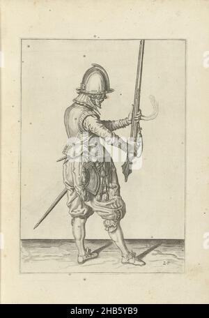 Soldat, der sein Ruder mit beiden Händen aufrecht vor sich hält (Nr. 20), c. 1600, Ein Soldat, voller Länge, rechts, hält ein Ruder (eine bestimmte Art von Schusswaffe) mit beiden Händen vor sich, zeigt auf das Fass, um es nach links zu bringen (nein 20), c. 1600. In seiner linken Hand, neben dem Lauf des Ruders, eine brennende Zündschnur. Tafel 20 in der Anleitung zum Umgang mit dem Ruder: Corte onderwysinghe op de figuerliicke afbeeldinghe, belanghende t'rechte ghebruyck des Roers. Teil der Illustrationen in: J. de Gheyn, Wapenhandelinghe van Roers Musquetten ende speiessen, 's- Stockfoto