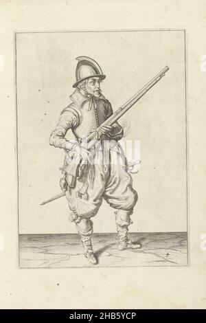 Soldat, der sein Ruder mit der linken Hand an der rechten hält (Nr. 4), c. 1600, Ein Soldat, in voller Länge, rechts, hält ein Steuerrad (eine bestimmte Art von Schusswaffe) mit seiner linken Hand bei seiner rechten (nein 4), c. 1600. In seiner linken Hand neben dem Ruder eine brennende Sicherung. Seine rechte Hand locker am Abzug des Ruders. Tafel 4 in der Anleitung zum Umgang mit dem Ruder: Kurze enseignement, sur la representation des figures, du droit maniement de l'Harquebuse. Teil der Illustrationen in einer französischen Ausgabe von J. de Gheyns Wapenhandelhe: J. de Gheyn, Maniement d'armes, d'arquebusses, mousquetz Stockfoto