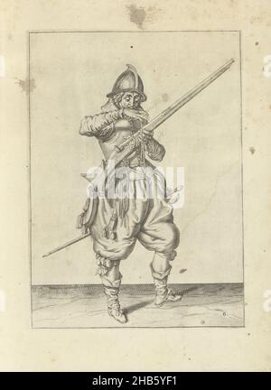 Soldat mit Steuerruder, der seine Sicherung in den Mund bringt, um sie sauber zu blasen (nein 6), c. 1600, Ein Soldat, in voller Länge, rechts, mit der linken Hand ein Ruder (eine bestimmte Art von Schusswaffe) haltend (Nr. 1) 6), c. 1600. Mit der rechten Hand bringt er einen brennenden Docht an seinen Mund, um ihn sauber zu blasen. Tafel 6 in der Anleitung zum Umgang mit dem Helm: Kurze enseignement, sur la representation des figures, du droit maniement de l'Harquebuse. Teil der Illustrationen in einer französischen Ausgabe von J. de Gheyns Wapenhandelhe: J. de Gheyn, Maniement d'armes, d'arquebusses, mousquetz et piques : en conformité de l'ordre de Stockfoto