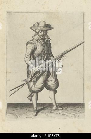 Soldat schüttelt Schießpulver aus seiner Muskete (Nr. 19), c. 1600, Ein Soldat, in voller Länge, rechts, schüttelt eine Muskete (eine bestimmte Art von Schusswaffe) mit beiden Händen, um jeden Schießpulver loszuwerden, der außerhalb der Pfanne gefallen sein könnte (das Pulverreservoir) (Nr. 1) 19), c. 1600. In seiner linken Hand hält er neben dem Lauf der Muskete eine Pelze (Musketgabel) und einen brennenden Docht. Platte 19 in der Anleitung zum Umgang mit der Muskete: Kurze enseignement, sur les pourtraitz figurez, touchant le droit maniement du Mousquet. Teil der Illustrationen in einer französischen Ausgabe von J. de Gheyn Stockfoto