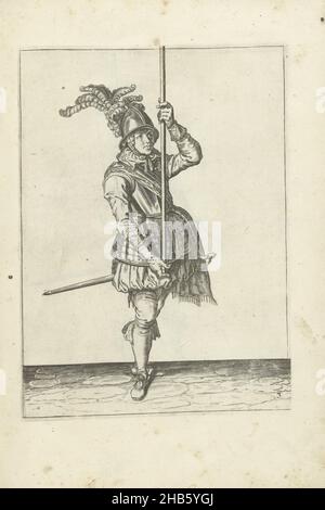 Soldat hält seinen Speer mit beiden Händen aufrecht vor ihm hoch über dem Boden (Nr. 3), c. 1600, Ein Soldat, in voller Länge, hält einen Speer (Lanze) mit beiden Händen aufrecht vor ihm hoch über dem Boden (Nr. 3), c. 1600. Dies ist der zweite Akt, den Speer aufrecht zu erheben. Tafel 3 in der Anleitung zum Umgang mit dem Speer: Ein Soldat, voller Länge, hält einen Speer (Lanze) mit beiden Händen aufrecht vor ihm hoch über dem Boden (Nr. 3), ca. 1600. Dies ist der zweite Akt, den Speer aufrecht zu erheben. Tafel 3 in der Anleitung zum Umgang mit dem Speer: Corte onderwysinghe op de Stockfoto