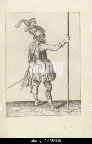 Soldat, von hinten gesehen, hält seinen Speer mit der rechten Hand aufrecht (nein 7), c. 1600, Ein Soldat, voller Länge, von hinten gesehen, einen Speer (Lanze) haltend, mit der rechten Hand aufrecht (nein 7), c. 1600. Dies ist die dritte Aktion, um den Speer aufrecht auf den Boden zu bringen. Tafel 7 in der Anleitung zum Umgang mit dem Speer: Enseignement Brief; et succint sur les portraitz figurez, touchant l'usage, de tout ce qu'un Soldat doibt faire au maniement de la Pique. Teil der Illustrationen in einer französischen Ausgabe von J. de Gheyns Wapenhandelhe: J. de Gheyn, Maniement d'armes, d'arquebusses, mousquetz Stockfoto