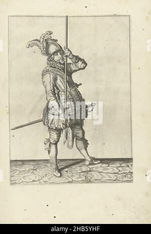 Soldat, der seinen Speer mit beiden Händen aufrecht vor ihm hoch über dem Boden hält (nein 5), c. 1600, Ein Soldat, ganz lang, nach rechts, einen Speer (Lanze) haltend, mit beiden Händen aufrecht vor ihm hoch über dem Boden (Nr. 1) 5), c. 1600. Dies ist der erste Akt, um den Speer gerade zu Boden zu bringen. Tafel 5 in der Anleitung zum Umgang mit dem Spieß: Corte onderwysinghe op de figuerliicke afbeeldinghe, belanghende t'recht ghebruyck, van al t'ghene een Soldaet int handelen vande Spies noodich is. Teil der Illustrationen in: J. de Gheyn, Wapenhandelinghe van Roers Musquetten Stockfoto