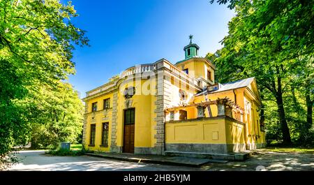 Historisches Gebäude des Wasserkraftwerks Maximilianswerk im Englischen Garten, Haidhausen München Stockfoto