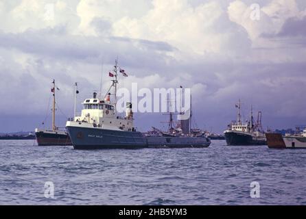 Die Ölindustrie unterstützt Schiffe Schiffe an Liegeplätzen, vermutlich River Dee, Aberdeen, Schottland im Jahr 1974 Stockfoto