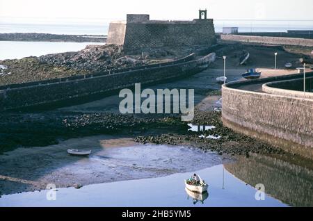 Fischerboote im kleinen Hafen von Castillo de San Gabriel, Arrecife, Las Palmas, Lanzarote, Spanien 1979 Stockfoto