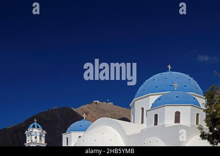 Blau gewölbte griechisch-orthodoxe Kirche des Heiligen Kreuzes, Perissa, Santorini Stockfoto