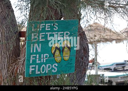 Zeichen lesen Leben ist besser in Flip Flops Stockfoto