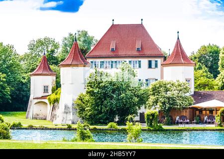 Schloss Blutenburg in München, Deutschland, landschaftlich reizvoller Blick auf die mittelalterliche Architektur Münchens im Sommer Stockfoto