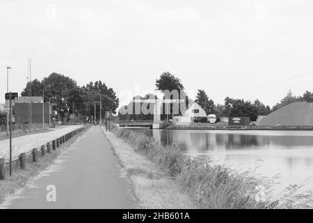 Graustufenaufnahme des Seeufers und der Gebäude Stockfoto