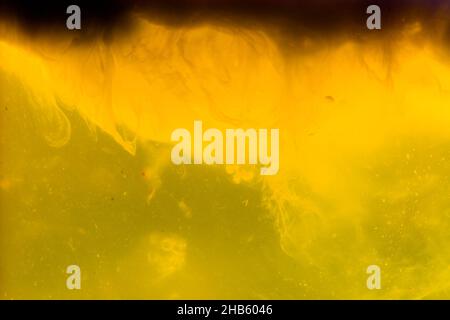Gelber flüssiger Texturhintergrund Stockfoto