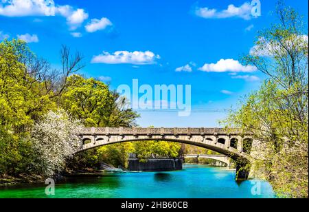 Türkisfarbene Isar und maximilian-Brücke in München - Deutschland Stockfoto