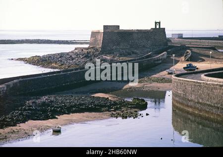 Fischerboote im kleinen Hafen von Castillo de San Gabriel, Arrecife, Las Palmas, Lanzarote, Spanien 1979 Stockfoto