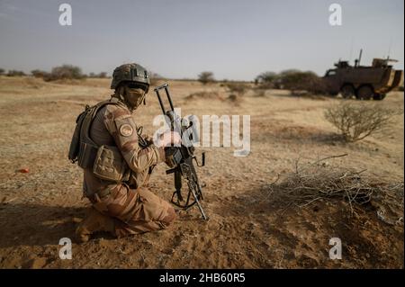 Ein Zug des RIMA (Marineinfanterieregiments) aus dem Jahr 3rd mit Sitz in Vannes, Unter der Leitung von Leutnant Geoffroy (27) patrouilliert er am 15. Dezember 2021 in den Dörfern Guintou, Bera und Seina, nördlich von Gao, Mali, mit dem neuen gepanzerten Fahrzeug „Griffon“ (erstmals in einem Einsatzgebiet eingesetzt). Die Patrouille zielt insbesondere darauf ab, Kontakt mit den Bevölkerungs- und Dorfchefs aufzunehmen, um sicherzustellen, dass die Bevölkerung nicht bedroht wird, und Informationen über Terroristen oder Banditen zu sammeln. Frankreich hat seine Truppen allmählich von Militärstützpunkten im Norden Malis zurückgeworfen und nach Mali gebracht Stockfoto