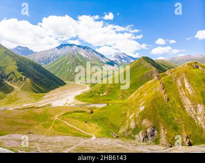 Panoramablick auf die grünen kaukasus-Berge und alte Turmruinen von alten Türmen. Georgien und Russland Böderberge passieren in Truso Tal. Stockfoto