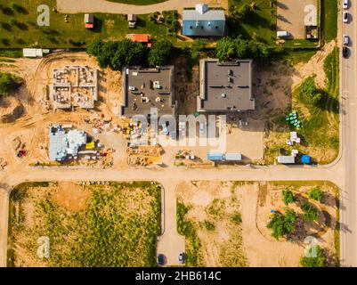 Draufsicht drei Gebäude Dächer auf einer Baustelle in einem Wohngebiet. Immobilienentwicklungskonzept. Stockfoto