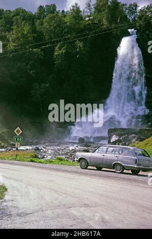 Vauxhall Victor Kombi auf Straße am Steinsdalsfossen Wasserfall, Norheimsund, Norwegen in 1970 E68 Straßenschild Stockfoto