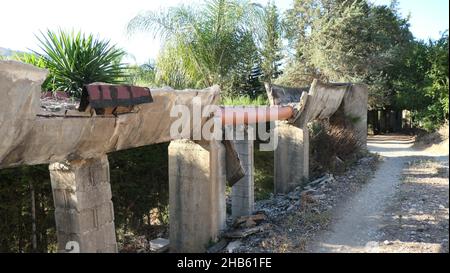 Wasser fließt durch Bewässerungskanal in der andalusischen Landschaft, Spanien repariert werden müssen Stockfoto