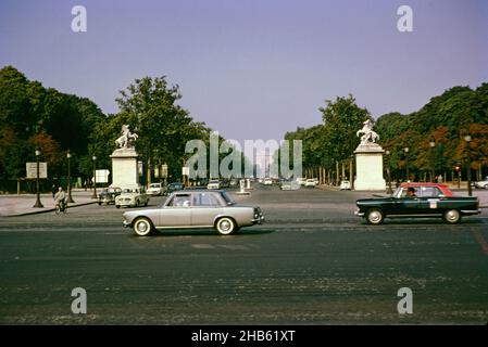 Verkehr in Paris, Frankreich, 1967, Triumphbogen in der Ferne Stockfoto