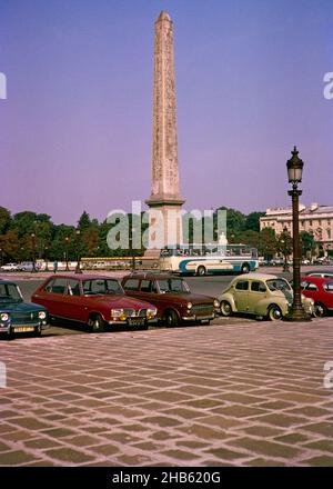 Ägyptischer Obelisk, Place de la Concorde, Paris, Frankreich 1967 mit geparkten Autos und Einzeldeckerbus Stockfoto