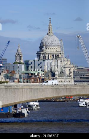 London, England, Großbritannien. Blick auf die St Paul's Cathedral, die Themse und die Waterloo Bridge, von der Golden Jubilee Bridge aus gesehen Stockfoto