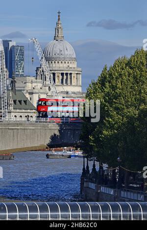 London, England, Großbritannien. Blick auf die St Paul's Cathedral, die Themse und einen Bus über die Waterloo Bridge, von der Golden Jubilee Bridge aus gesehen Stockfoto