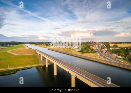 Linie von traditionellen Gebäuden mit Autos stehen und Kanal im Vordergrund in einer Stadt von Saint-Omer, Sommer in Frankreich. Stockfoto