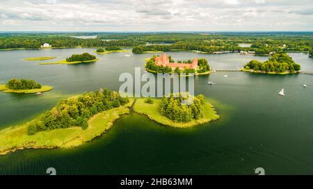 Trakai Castle: Mittelalterliche gotische Inselburg, gelegen im Galve See. Wunderschönes litauisches Wahrzeichen. Trakai Island Castle - beliebtes Touristenziel Stockfoto