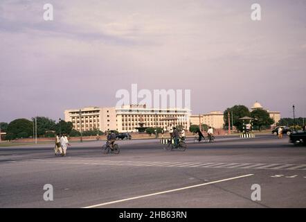 Verkehrspolizei und Verkehr auf Straßen Rail Bhawan Regierungsgebäude Büros, Rajpath Bereich, Neu-Delhi, Indien 1964 Stockfoto