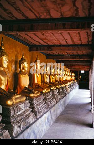 Reihe von sitzenden goldenen Buddha-Statuen, Wat Pho Tempel, Bangkok, Thailand, Asien im Jahr 1964 Stockfoto