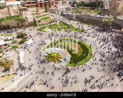 Tiflis, Georgien - 9th. april 2021: Menschen, die in der georgischen Hauptstadt auf den Straßen spazieren. Luftaufnahme 'Tbilisi Tragödie' Jubiläumsdemonstration. Stockfoto