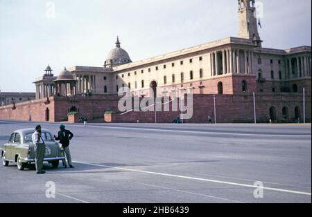 Auto und Fahrer parkten in der Nähe von Government Secretariat North Block Gebäude, Rajpath, New Delhi, Indien, 1964 Stockfoto