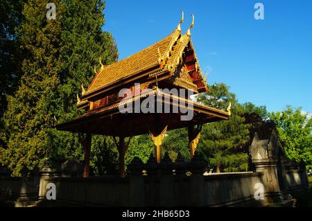 BAD HOMBURG, DEUTSCHLAND - 30. Mai 2021: Der 'Siamesische Tempel' Sala-Thai I im Kurpark Bad Homburg. Ein Geschenk von König Chulalongkorn von Siam, jetzt Thailand Stockfoto