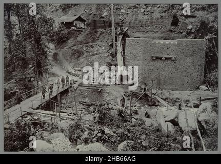 Bau der Brücke über das Aroel Timbang Gadja, Bau der Brücke über das Aroel Timbang Gadja. Gerahmtes Foto in einem Album von 107 Fotos über den Bau der Gajo-Straße auf Nord-Sumatra zwischen Bireuen und Takinguen zwischen 1903-1914., anonym, Noord-Sumatra, 1903 - 1913, fotografische Unterstützung, Höhe 138 mm × Breite 200 mm Stockfoto