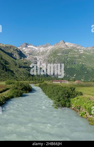 Landschaft des Rhonetals mit der Rhone vor dem Massiv des Rhonegletschers, Oberwald, Wallis, Schweiz, Europa Stockfoto