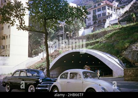 Straßentunnel durch Hügel, Copacabana, Rio de Janeiro, Brasilien, Südamerika 1962 Stockfoto