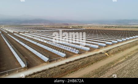 Luftaufnahme eines Feldes von Sonnenkollektoren Stockfoto