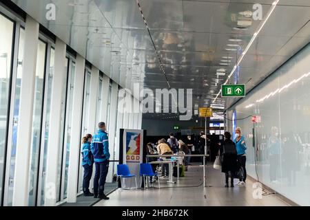 Internationaler Flughafen Schiphol, Amsterdam, Niederlande. 9th. Dezember 2021. Das Personal leitet Passagiere, die aus Südafrika kommen, durch PCR-Tests. Stockfoto
