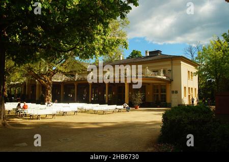 BAD HOMBURG, 30. Mai 2021: Die alte Orangerie im Kurpark Bad Homburg. Erbaut 1844, heute ein beliebtes Ausflugscafé. Wenig besucht Stockfoto