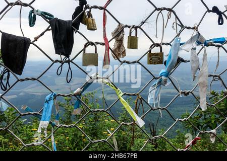 Reisen während der Pandemie von COVID19: Schlösser und Gesichtsmasken am Zaun am Aussichtspunkt God's Window entlang der Panoramastrasse, Südafrika Stockfoto