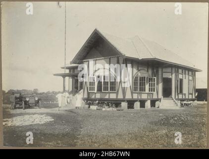 Landhaus in Berastagi, Landhaus in Berastagi. Zwei Männer und eine Frau stehen vor dem Eingang des Hauses, links ein geparktes Auto mit Fahrer. Foto im Fotoalbum des niederländischen Architektur- und Bauunternehmens Bennink und Riphagen in Medan in den Jahren ca. 1914-1919., anonym, Sumatra, 1914 - 1919, fotografische Unterstützung, Silbergelatine-Print, Höhe 115 mm × Breite 163 mm Stockfoto