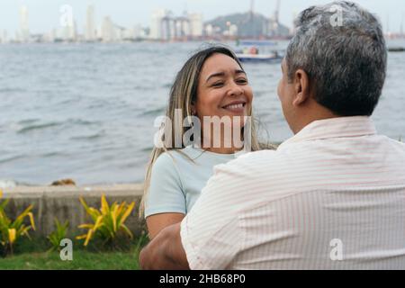 Außenportrait eines glücklichen Paares mittleren Alters im Park. Stockfoto