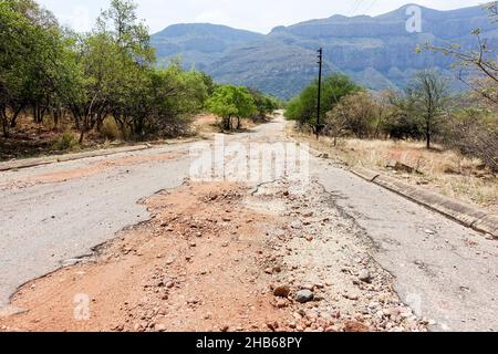 Schlaglöcher und zerstörte Straße am Blyde River Canyon, Mpumalanga, Südafrika Stockfoto