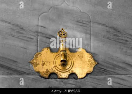 Osmanischer, goldfarbener antik gehaltener Wasserzapfen auf Marmorhintergrund. Stockfoto
