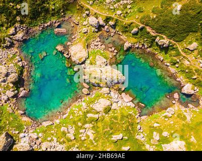 Top down landschaftlich schöne Aussicht Gletscher Abudelauri grünen See im Kazbegi Nationalpark, Georgien, Kaukasus Stockfoto