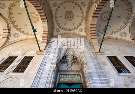 Details zur Eingangstür der Fatih Moschee (Fatih Camii) in Istanbul. Die Fatih-Moschee ist eine osmanische Moschee im türkischen Stadtteil Fatih in Istanbul. Stockfoto