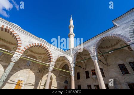 Detailansicht der Istanbul Fatih Moschee. Die Fatih-Moschee ist eine osmanische Moschee im türkischen Stadtteil Fatih in Istanbul. Stockfoto