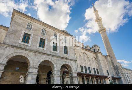 Ein Panoramablick auf die Istanbul Fatih Moschee. Die Fatih-Moschee ist eine osmanische Moschee im türkischen Stadtteil Fatih in Istanbul. Stockfoto