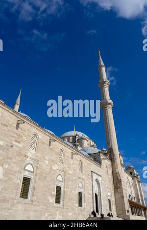 Blick auf die Fatih Moschee an einem sonnigen Tag in Istanbul. Es ist nach dem osmanischen Sultan Mehmed dem Eroberer benannt, der auf Türkisch als Fatih Sultan Mehmed bekannt ist. Stockfoto